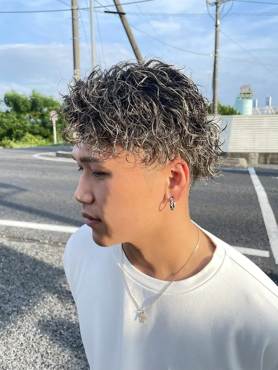 波巻きパーマメッシュセンターパートツーブロック刈り上げ